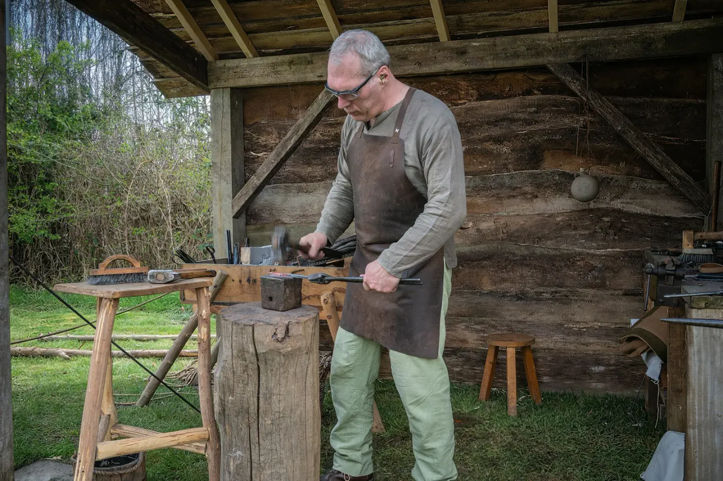 Foto de abertura: cuteleiro temperando a lâmina no óleo